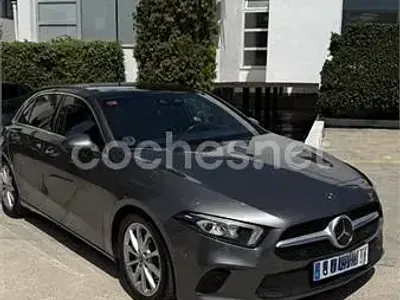 Usado Mercedes A180 109 CV (80 kW) 2018 Gris / plata Berlina