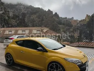 Usado Renault Mégane III 250 CV (183 kW) 2011 Amarillo Berlina