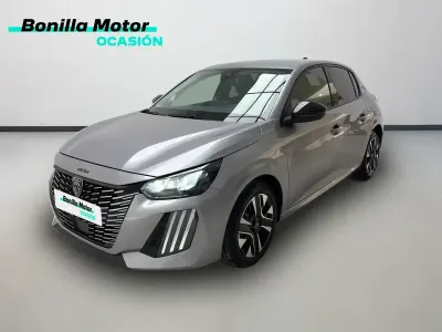 Usado Peugeot 208 Allure 100 CV (73 kW) 2025 Gris / plata Utilitario