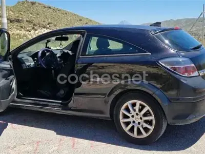 Usado Opel Astra GTC Enjoy 100 CV (73 kW) 2006 Negro Berlina