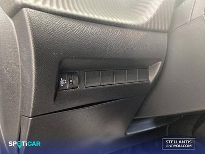 Usado Peugeot 208 Allure 101 CV (74 kW) 2025 Gris Utilitario