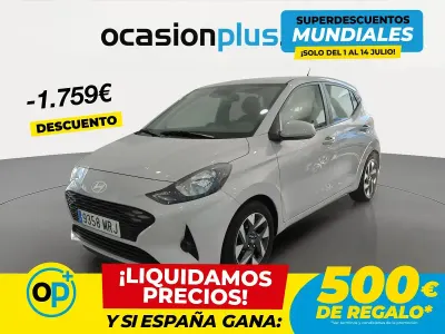 Usado Hyundai i10 67 CV (49 kW) 2024 Gris Utilitario