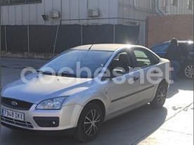 Usado Ford Focus Trend 100 CV (73 kW) 2005 Gris / plata Berlina