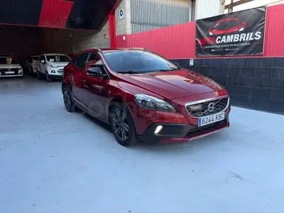 Usado Volvo V40 CC Momentum 190 CV (139 kW) 2017 Granate Familiar