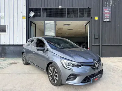 Usado Renault Clio V Techno 90 CV (66 kW) 2023 Gris / plata Berlina