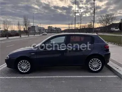 Usado Alfa Romeo 147 Distinctive 105 CV (77 kW) 2007 Negro Utilitario
