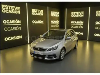 Usado Peugeot 308 Allure 130 CV (95 kW) 2021 Gris / plata Berlina