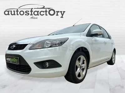 Usado Ford Focus Trend 109 CV (80 kW) 2009 Blanco Berlina
