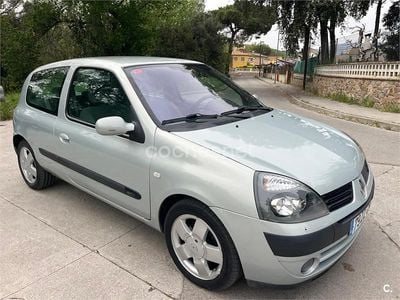 Usado Renault Clio II Privilege 80 CV (58 kW) 2004 Gris / plata Berlina