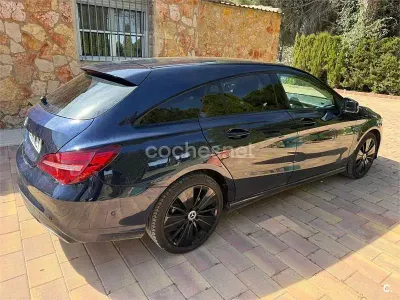 Usado Mercedes CLA180 Shooting Brake 122 CV (89 kW) 2017 Azul Familiar