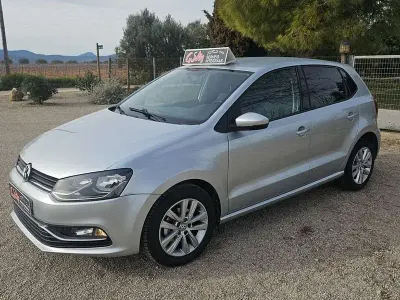Usado VW Polo Advance 75 CV (55 kW) 2016 Gris Utilitario