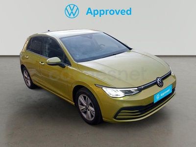 Usado VW Golf VIII Life 130 CV (95 kW) 2020 Amarillo Berlina
