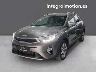 Usado Kia Stonic 100 CV (73 kW) 2024 Gris / plata SUV