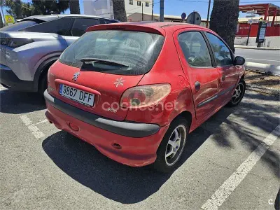 Usado Peugeot 206 75 CV (55 kW) 2005 Rojo Berlina