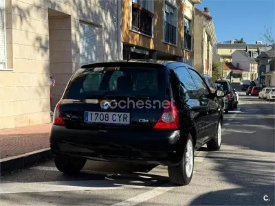 Begagnad Renault Clio II 75 HK (55 kW) 2004 Svart Sedan