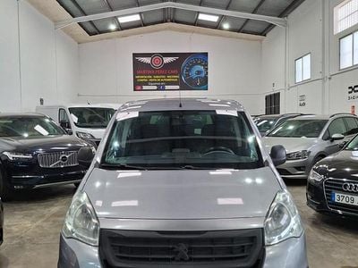 Usado Peugeot Partner Tepee Active 100 CV (73 kW) 2017 Gris Monovolumen