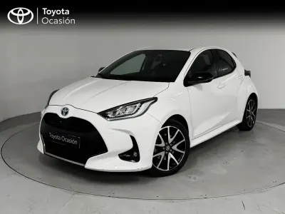 Usado Toyota Yaris Hybrid Style 116 CV (85 kW) 2021 Blanco classic Berlina