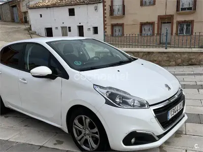 Usado Peugeot 208 Style 100 CV (73 kW) 2016 Blanco Utilitario