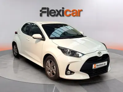Usado Toyota Yaris Hybrid Active 116 CV (85 kW) 2025 Blanco Berlina