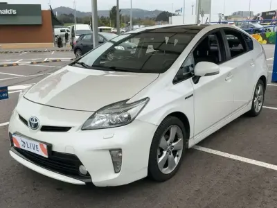 Begagnad Toyota Prius Advance 136 HK (100 kW) 2012 Vit Halvkombi