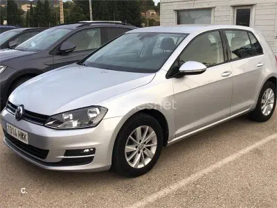 Usado VW Golf VII Advance 105 CV (77 kW) 2014 Gris / plata Berlina