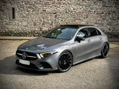 Usado Mercedes A180 136 CV (100 kW) 2022 Gris / plata Berlina