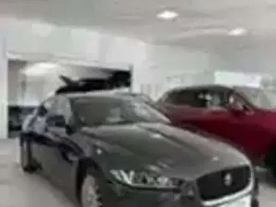 Usado Jaguar XE Prestige 179 CV (131 kW) 2020 Gris Berlina