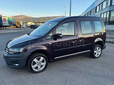 Usado VW Caddy Trendline 122 CV (89 kW) 2016 Violeta / lila Monovolumen