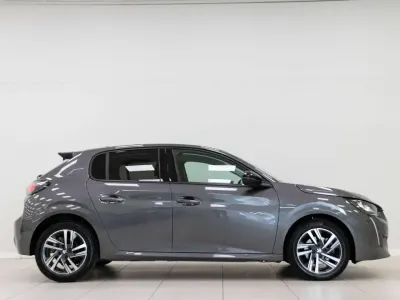 Usado Peugeot 208 Allure 100 CV (73 kW) 2023 Gris Utilitario