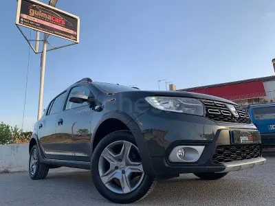 Usado Dacia Sandero Essentiel 90 CV (66 kW) 2019 Gris / plata Berlina
