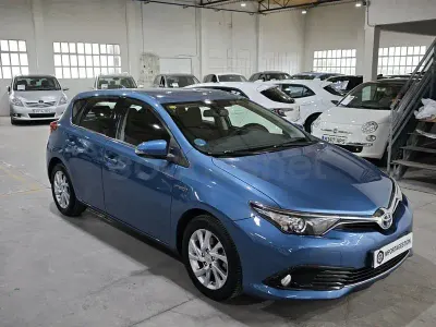 Begagnad Toyota Auris Hybrid Active 136 HK (100 kW) 2015 Blå Sedan