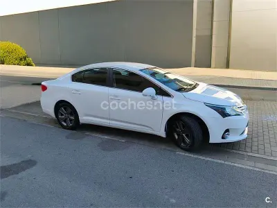 Usado Toyota Avensis Advance 124 CV (91 kW) 2015 Blanco Berlina
