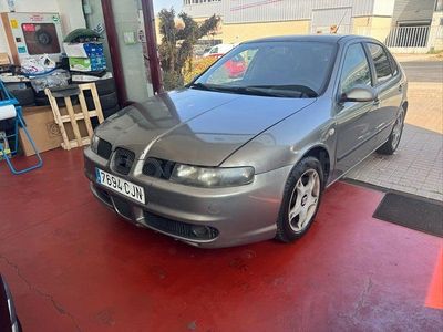 Usado Seat Leon 110 CV (80 kW) 2003 Gris / plata Utilitario