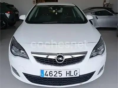 Usado Opel Astra Enjoy 110 CV (80 kW) 2012 Blanco Berlina