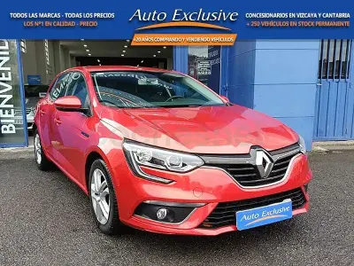 Usado Renault Mégane Intens 100 CV (73 kW) 2016 Rojo Berlina