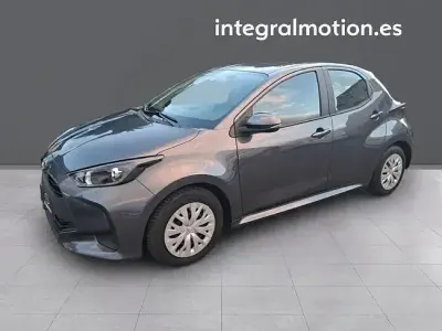 Usado Toyota Yaris Business Edition 115 CV (84 kW) 2021 Gris Utilitario
