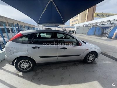 Usado Ford Focus Trend 100 CV (73 kW) 1998 Gris / plata Berlina