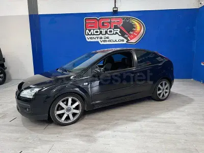 Usado Ford Focus Titanium 136 CV (100 kW) 2005 Negro Berlina