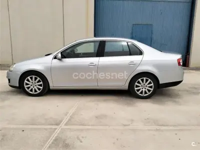 Usado VW Jetta Trendline 105 CV (77 kW) 2008 Gris / plata Berlina