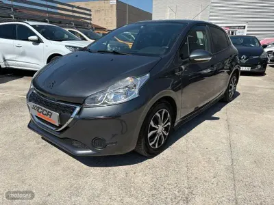 Usado Peugeot 208 Active 81 CV (59 kW) 2015 Gris Utilitario