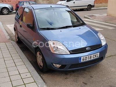 Usado Ford Fiesta Ambiente 68 CV (50 kW) 2003 Azul Utilitario