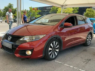 Usado Honda Civic Elegance 120 CV (88 kW) 2015 Rojo Familiar