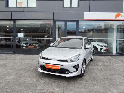 Usado Kia Rio 84 CV (61 kW) 2023 Gris / plata Berlina