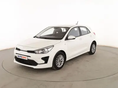 Usado Kia Rio 84 CV (61 kW) 2023 Blanco Berlina