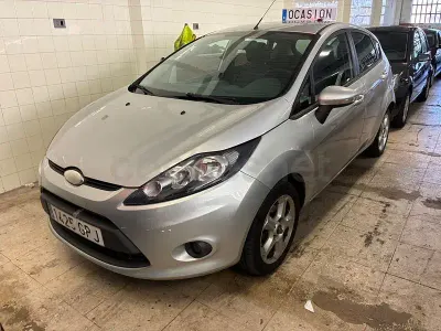 Usado Ford Fiesta Trend 68 CV (50 kW) 2010 Gris / plata Berlina