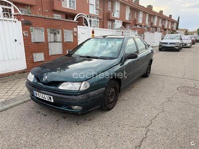 Usado Renault Laguna 115 CV (84 kW) 1997 Verde Berlina