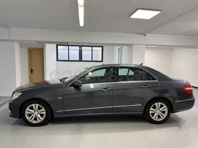 Usado Mercedes E220 Avantgarde 170 CV (125 kW) 2010 Gris / plata Berlina