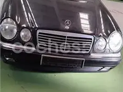 Usado Mercedes E320 Avantgarde 224 CV (164 kW) 1998 Negro Familiar