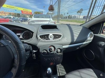 Usado Renault Clio II Authentique 70 CV (51 kW) 2006 Rojo Berlina