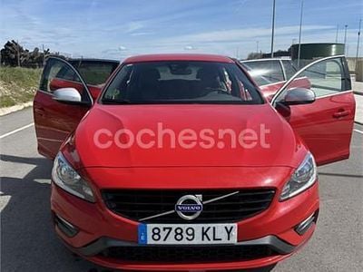 Usado Volvo V60 R-Design Momentum 150 CV (110 kW) 2018 Rojo Familiar